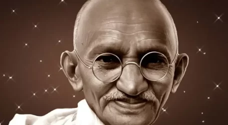 Gandhi ha dato lezioni di economia ancora attuali che le élite hanno avuto cura di bandirle per decreto