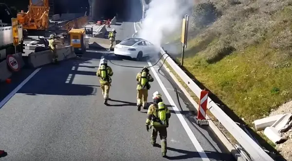 Autostrada auto tesla s fiamme (1)