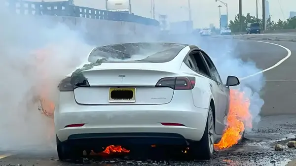 Tesla model 3 a fuoco (1)