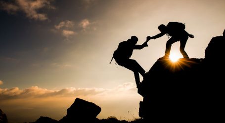 Dare Aiuto al Prossimo: L’illusione Moderna. Non puoi Intervenire sull’Altro, ma su di Te.