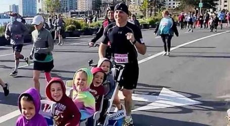 Papà Stabilisce un Record Spingendo i suoi Cinque Gemelli nella Mezza Maratona: “Tutto è Possibile”