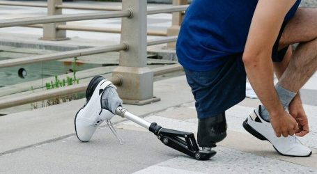 La Gamba Bionica Controllata dal Cervello Rivoluziona la Mobilità degli Amputati: Come Funziona Questa Nuova Tecnologia?