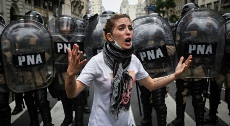 Lo schiavo moderno obbediente e programmato per la vita che il sistema ha scelto per lui