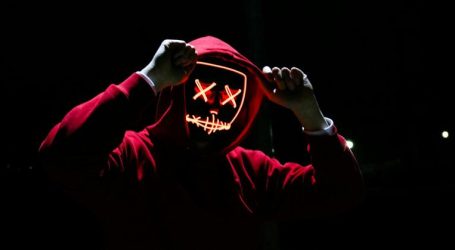 Solo i piccoli segreti hanno bisogno di essere protetti, quelli grandi lo sono dall’incredulità della gente