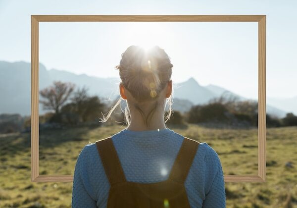 Persona che tiene il telaio con 