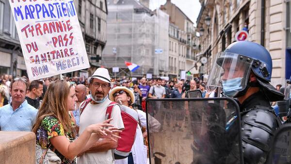 Macron No vax 826751747 (1)