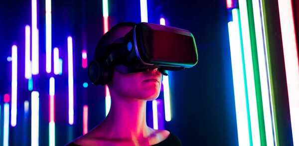 Woman wearing virtual reality si