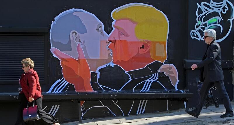 160801 trump putin kissing mbe 4 (2)
