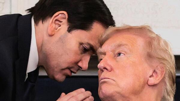 Marco rubio susurra a donald tru