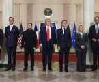 L’idea che i politici “lavorino per il popolo” è  di per sé ridicola