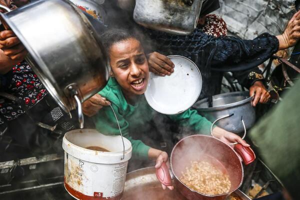 Food distribution in Gaza amid Israeli attacks
