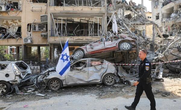 An+Israeli+police+officer+walks+