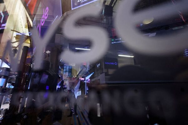 Un trader lavora alla Borsa di New York (Nyse) a New York City