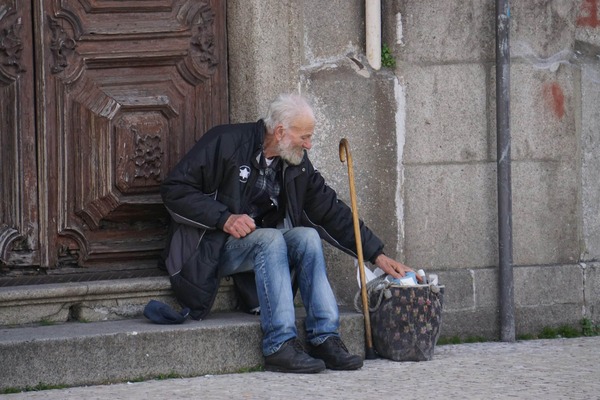 4 poverta anziani unsplash scale