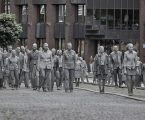 Una società piena di idioti governata da altri idioti