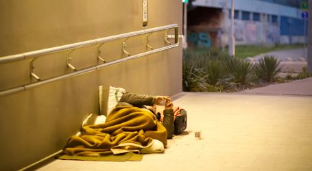 Ci hanno derubato e la gente sta vivendo la caduta più ripida e rapida di sempre nella povertà senza nemmeno reagire