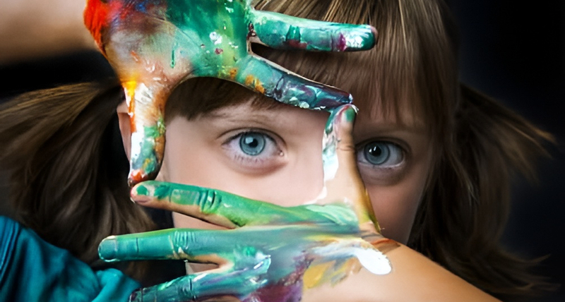 Bambina mani sporche di pittura