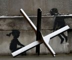 La follia premeditata e inscenata della guerra