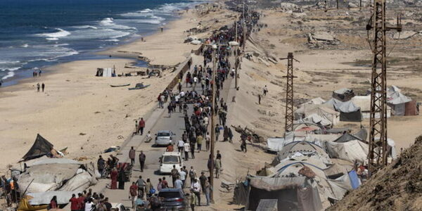 Displaced Palestinians head toward Gaza City