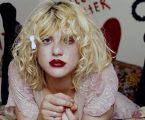 Courtney Love afferma di essersi sballata con il sangue di un bambino insieme al Re Carlo d’Inghilterra