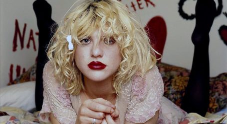 Courtney Love afferma di essersi sballata con il sangue di un bambino insieme al Re Carlo d’Inghilterra