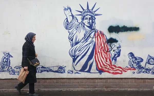 Iran murale anti usa ansa 388964 (1)