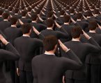 La stupidità delle masse e l’accettazione volontaria di un’autorità illegittima